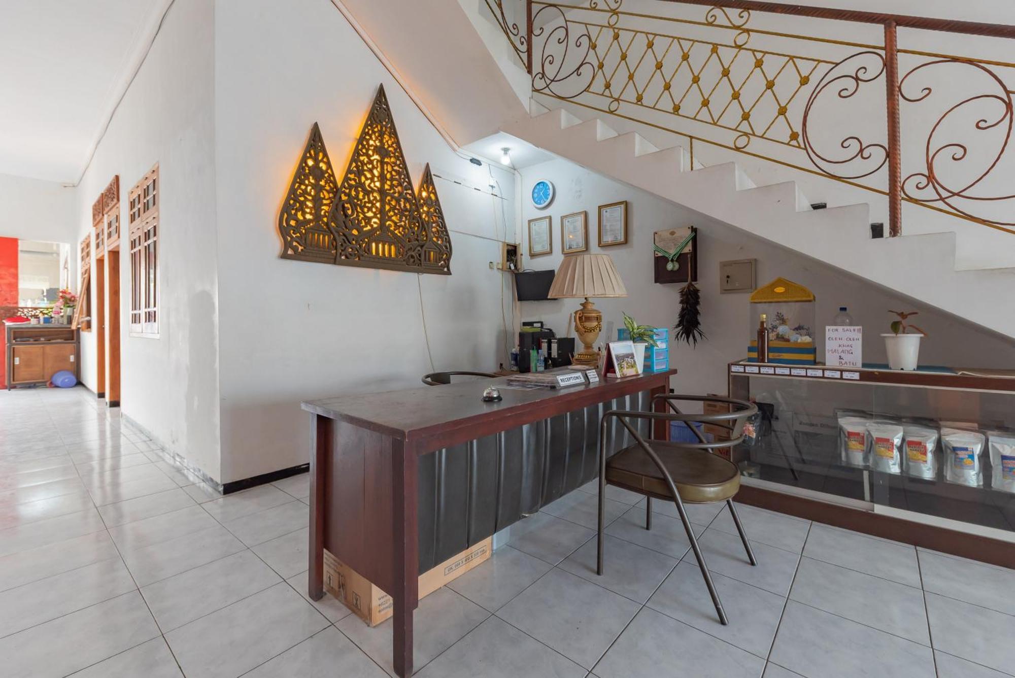 Reddoorz At Ciliwung Guest House Syariah Malang Exterior photo